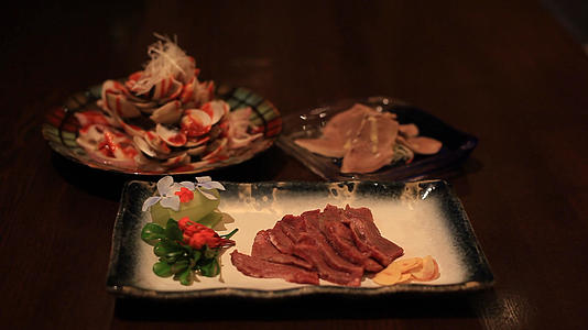 牛肉海鲜日式菜4K实拍视频的预览图