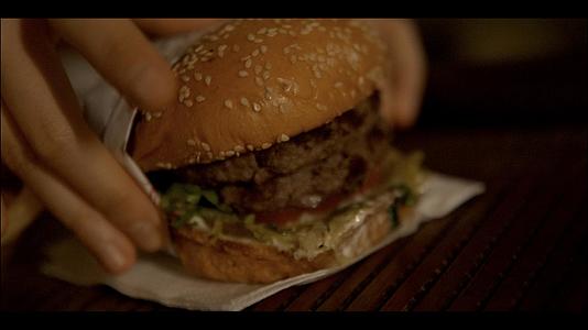 吃美式汉堡的细节特写视频的预览图