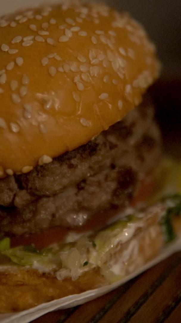 吃美国汉堡的细节特写视频的预览图