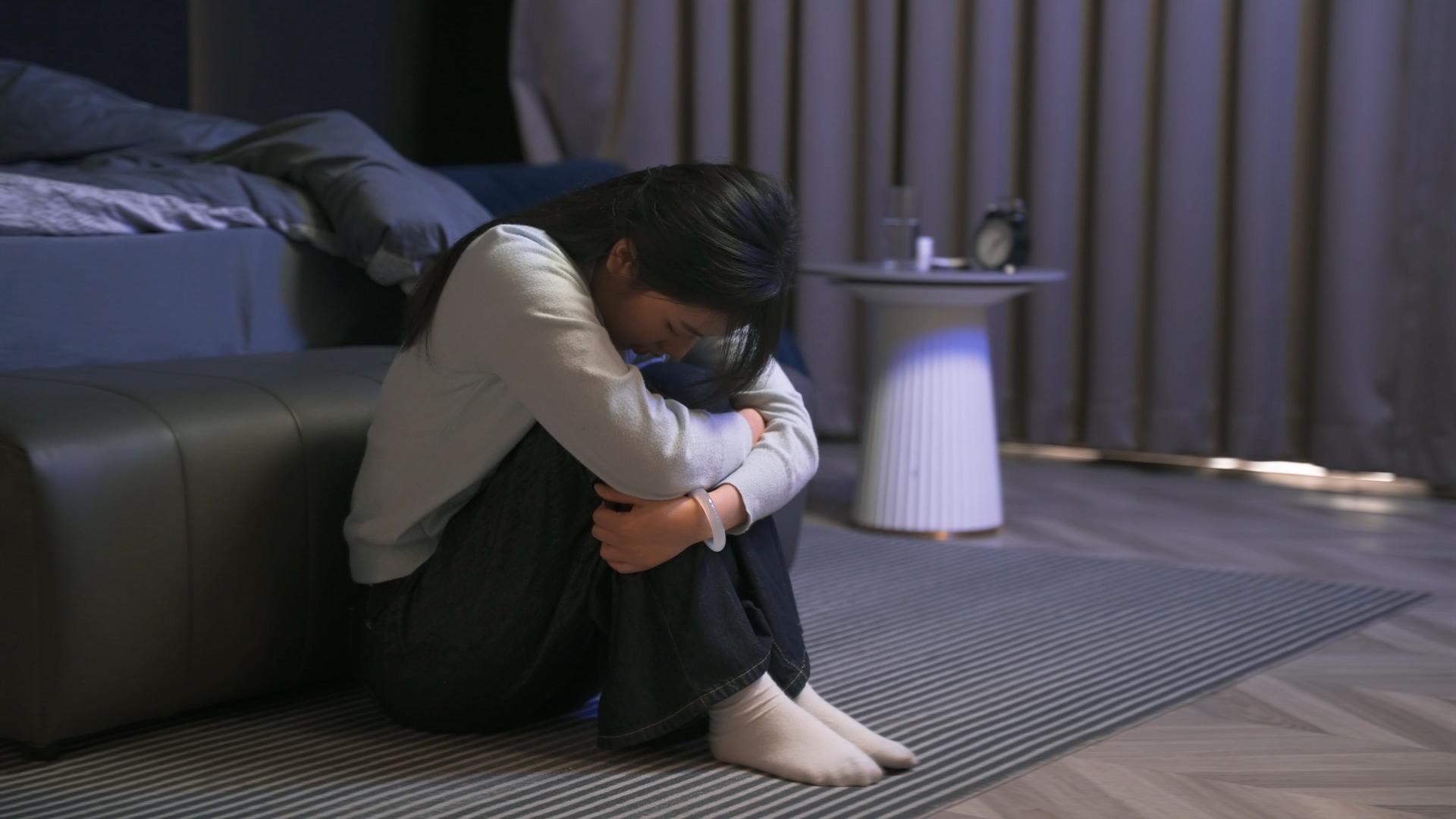 4k女性居家情绪低落、抑郁、悲伤视频的预览图