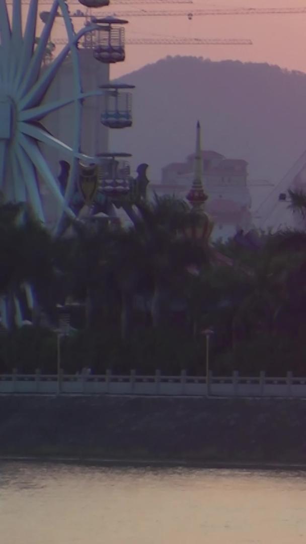 夕阳黄昏倒影波光粼粼的湖面游乐场视频的预览图