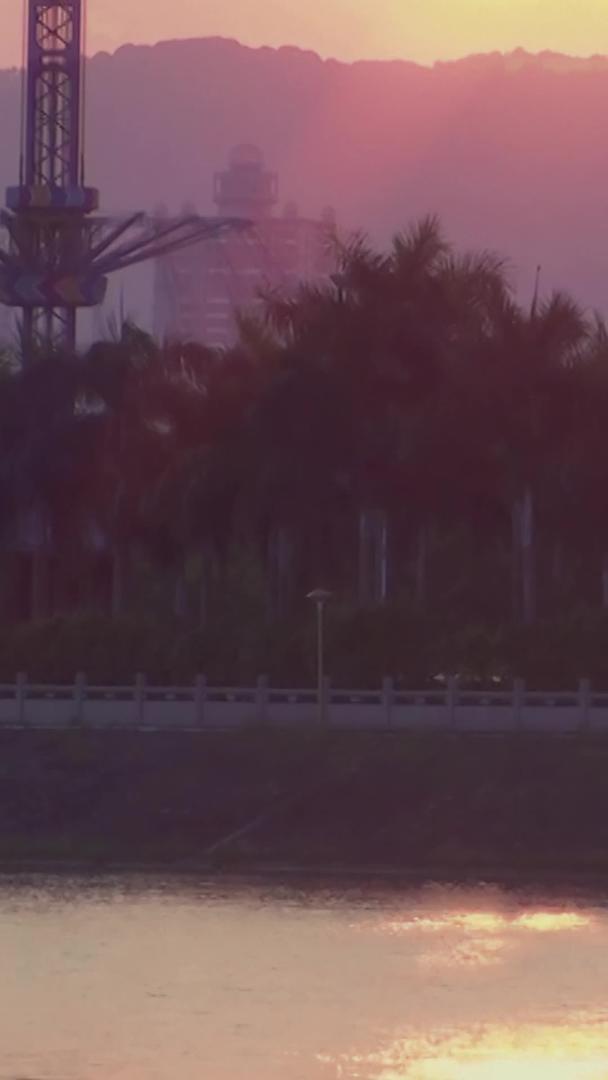 夕阳黄昏倒影波光粼粼的湖面游乐场视频的预览图