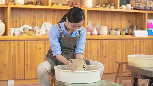 4k陶艺课手工课兴趣班使用陶泥转盘机做陶器的女生视频的预览图