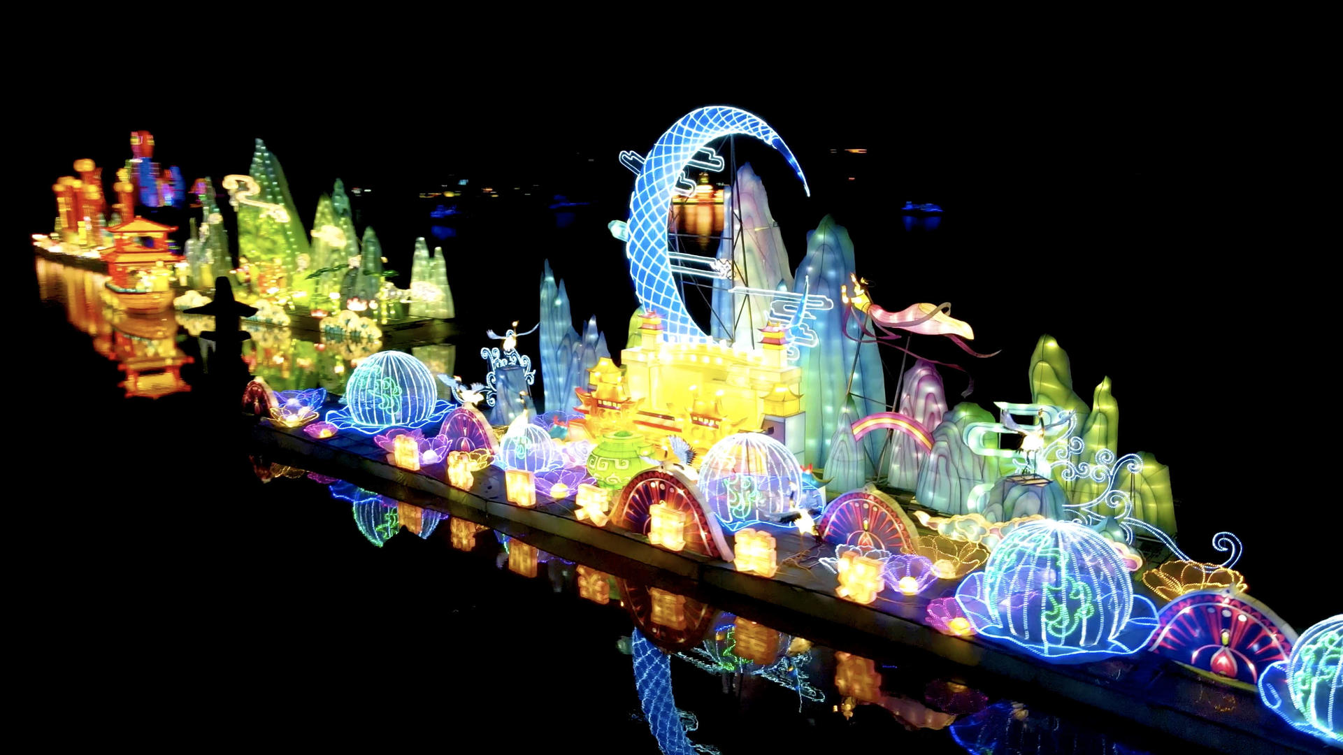 桂林4k实拍航拍湖面上夜晚中的花灯灯会节日花灯视频的预览图