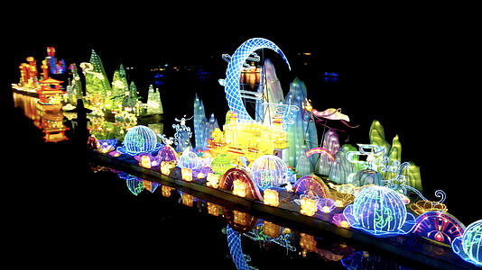 桂林4k实拍航拍湖面上夜晚中的花灯灯会节日花灯视频的预览图