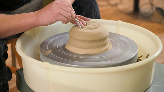 4k陶艺手工制作陶器传统技术泥胚修底视频的预览图