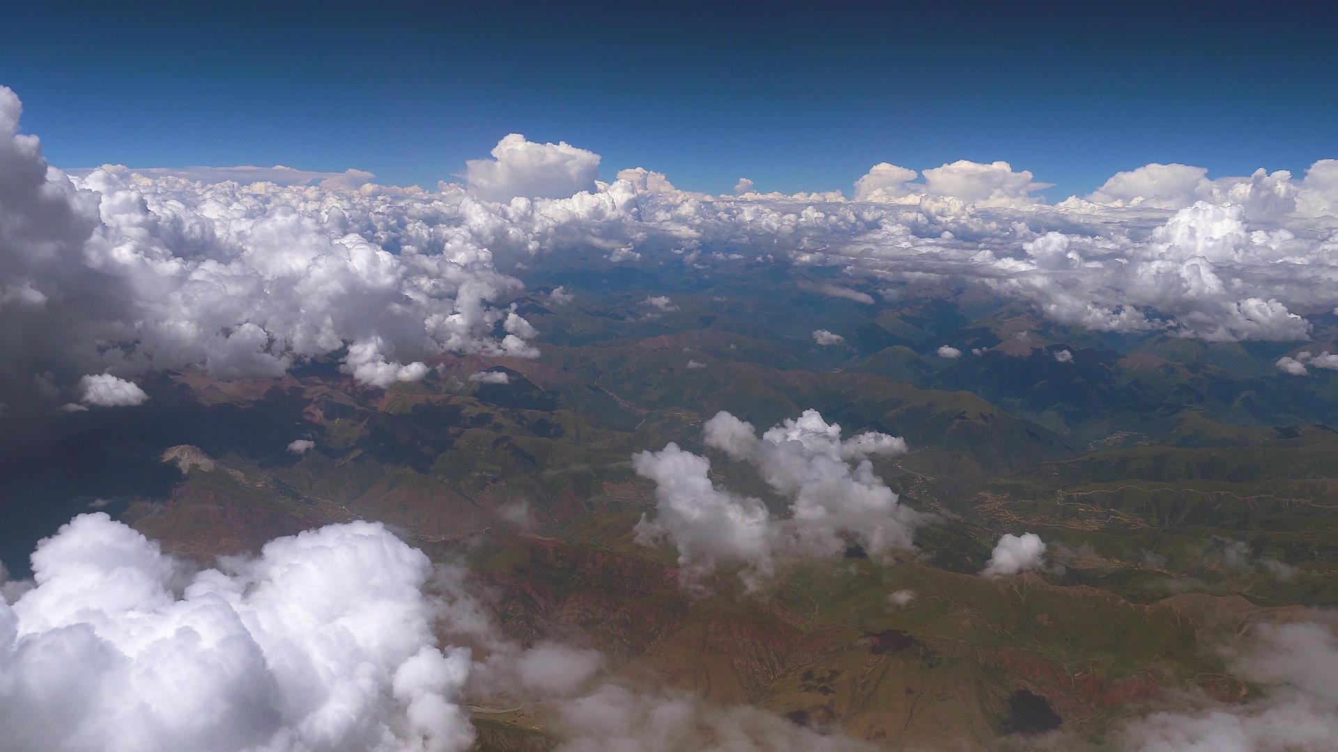 飞机上航拍仙境云层高空视频的预览图