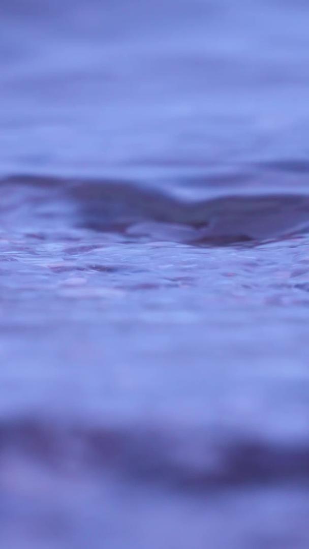 材料慢镜头升级拍摄长江江滩边波浪自然风光视频的预览图