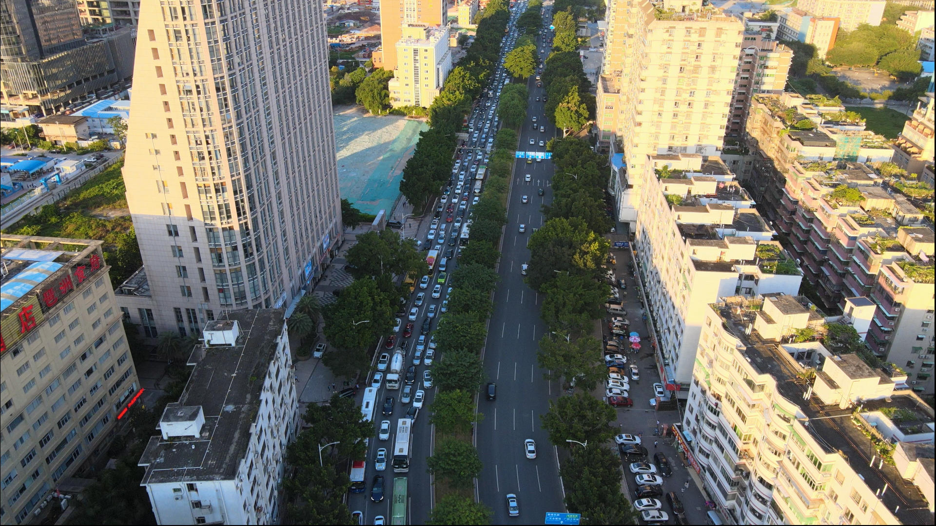 4k高清航拍城市下班高峰堵车车流视频的预览图