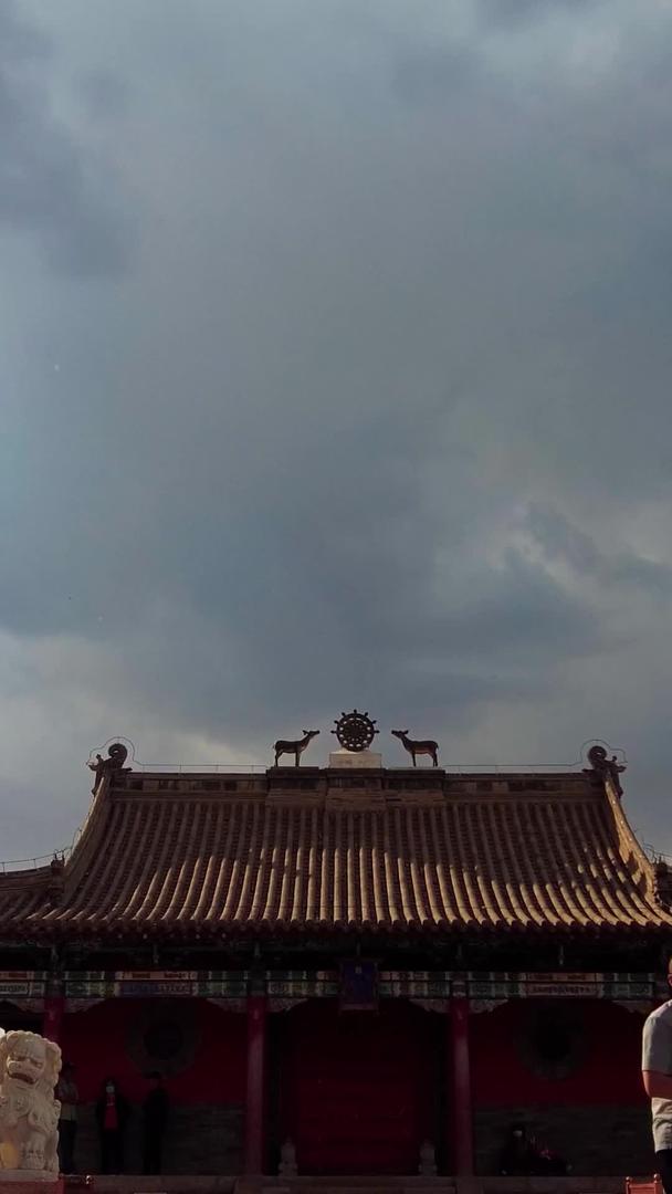 延迟拍摄乌云翻滚下的古庙和稀疏的游客视频的预览图