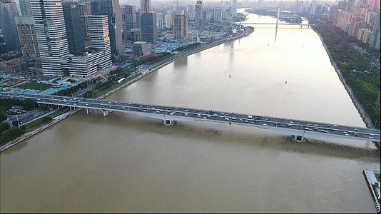 4k高清航拍傍晚广州华南大桥城市下班车流高峰视频的预览图