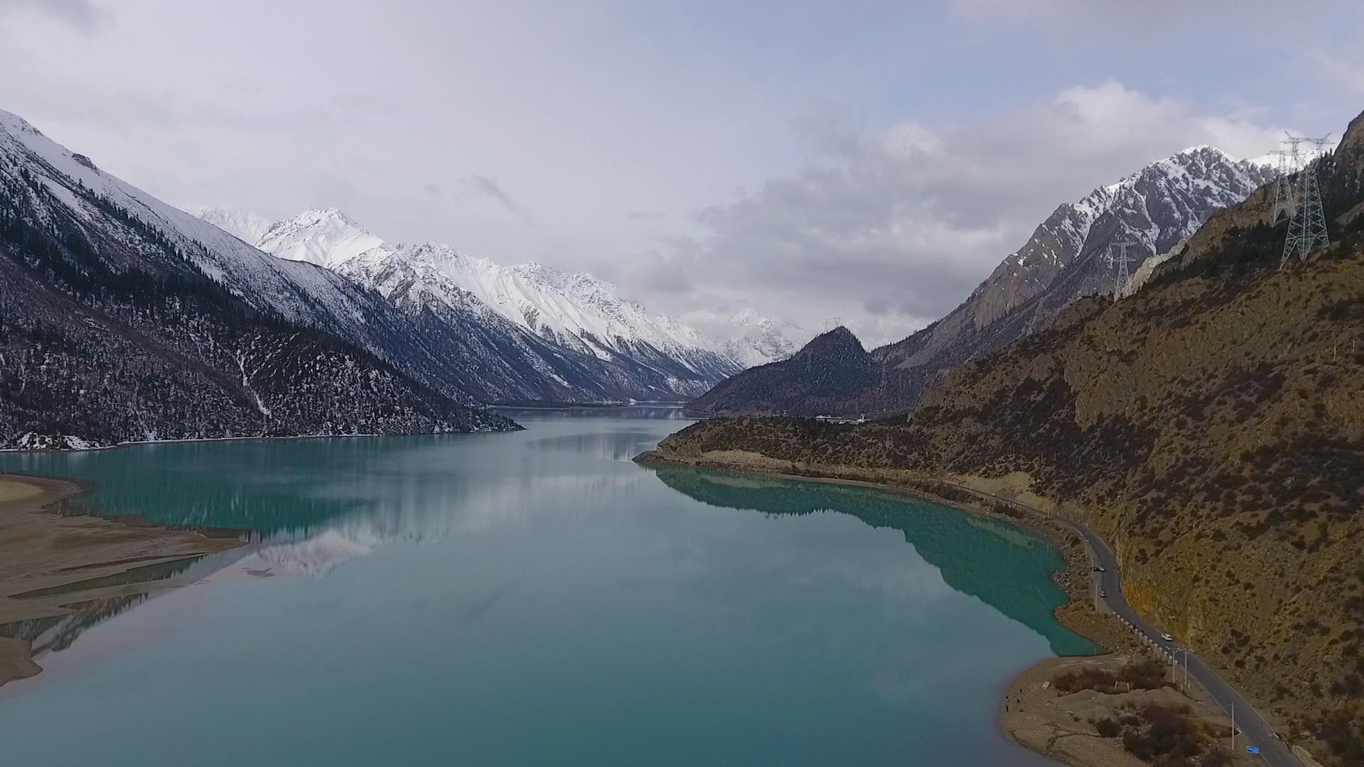 西藏雪山航拍视频视频的预览图