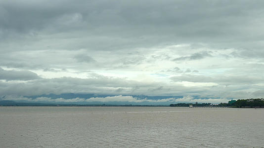 东南亚泰国北部湖泊阴云密布延时4K合集视频的预览图