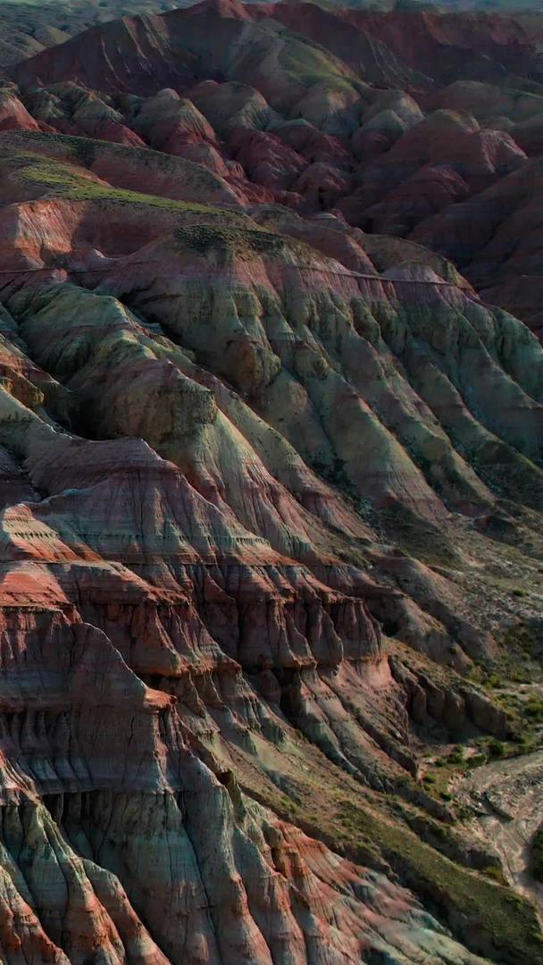 新疆硫磺沟彩色丹霞地质视频航拍雄伟壮观视频的预览图