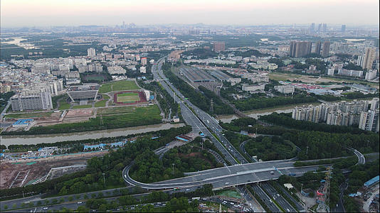 4k高清航拍广州华南快速干线交通车流视频的预览图