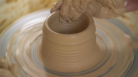 4k陶艺陶器制作动作特写视频的预览图