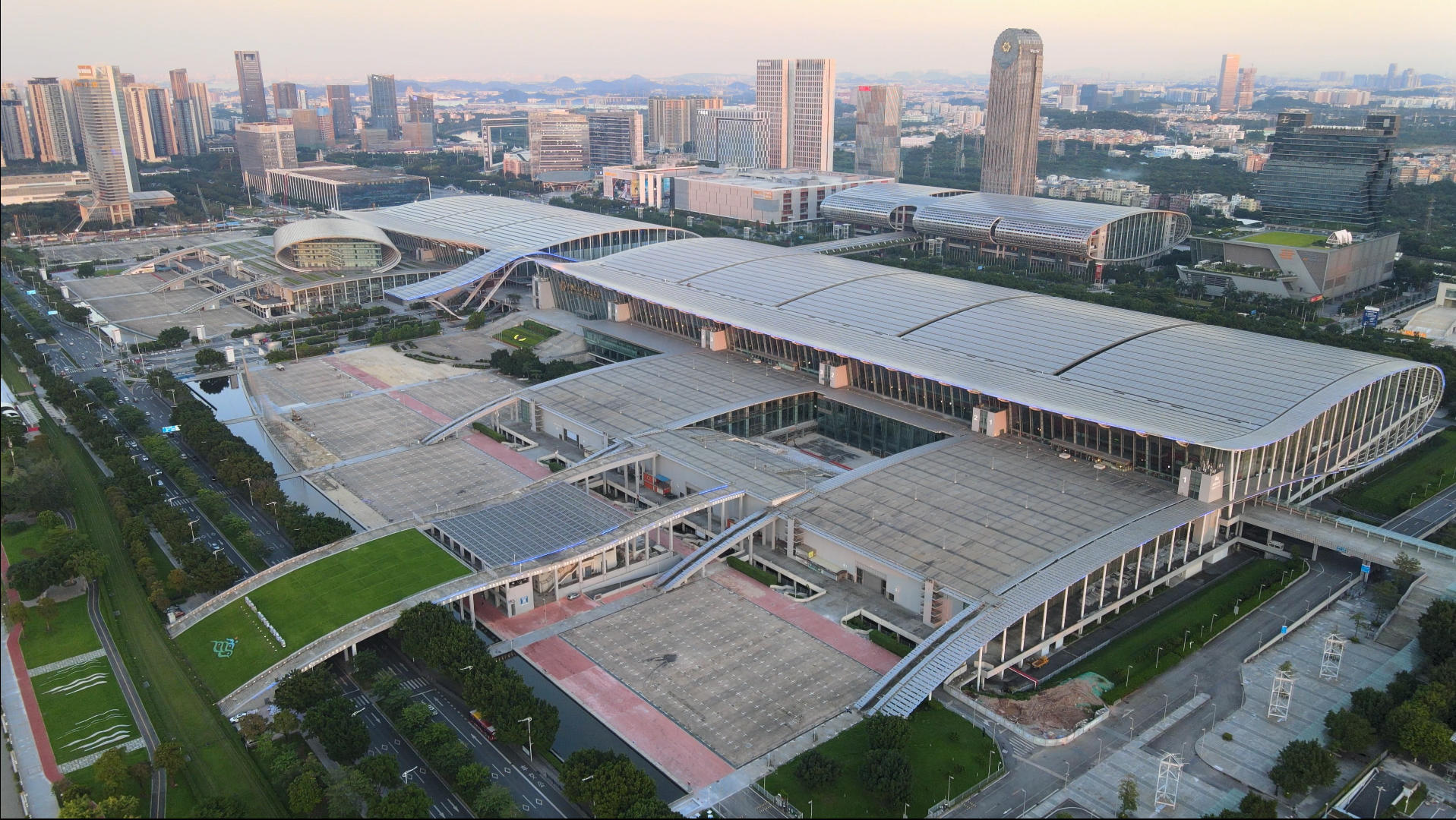 4k高清航拍亚洲最大会展中心广州会展馆广交会场地视频的预览图