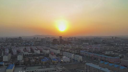 4k航拍晨光中的城市日出景象视频的预览图