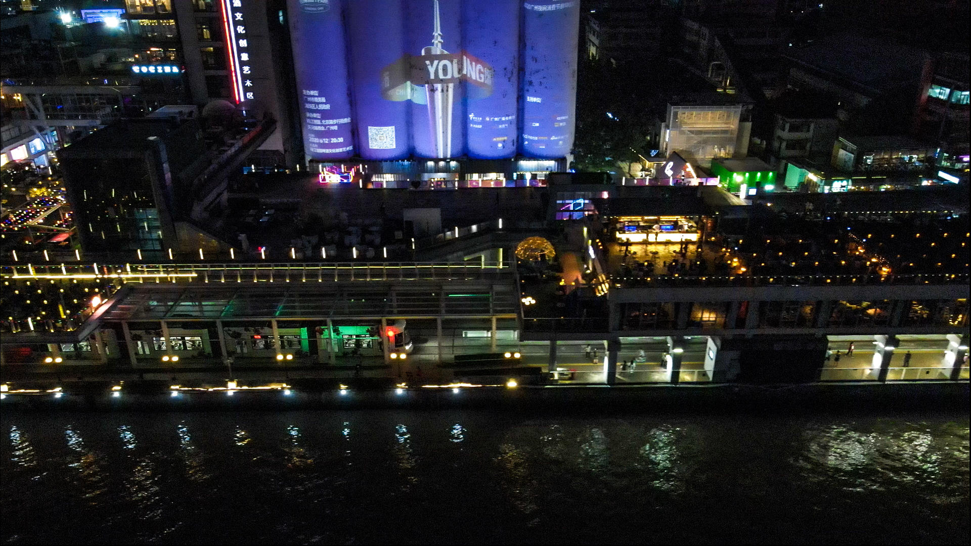 4k高清航拍广州珠江边有轨电车交通珠江边夜景视频的预览图