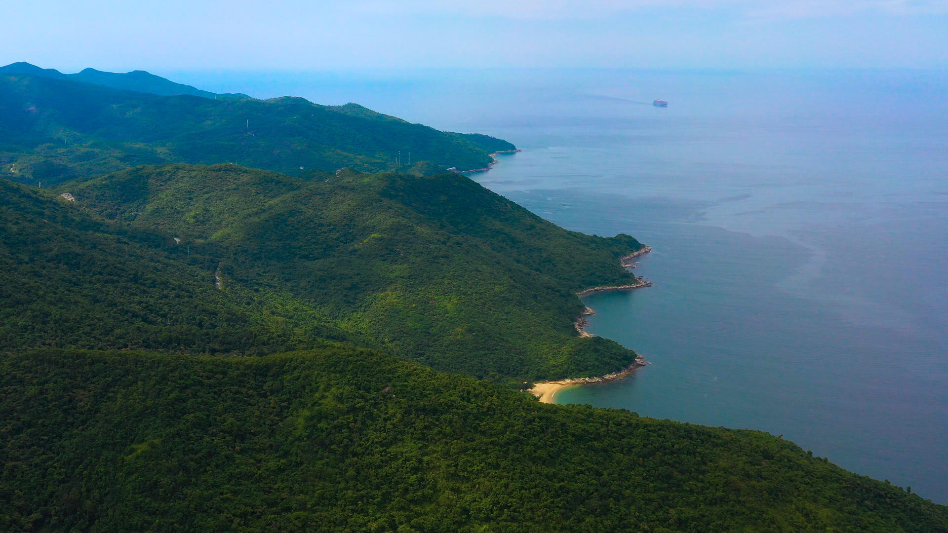 深圳南澳海边大山山林航拍4K视频的预览图