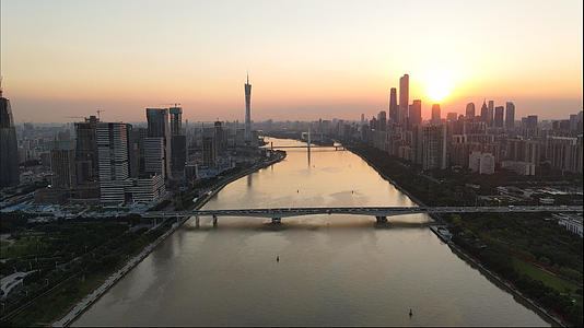 4k高清航拍广州一线城市傍晚珠江风光城市交通车流视频的预览图