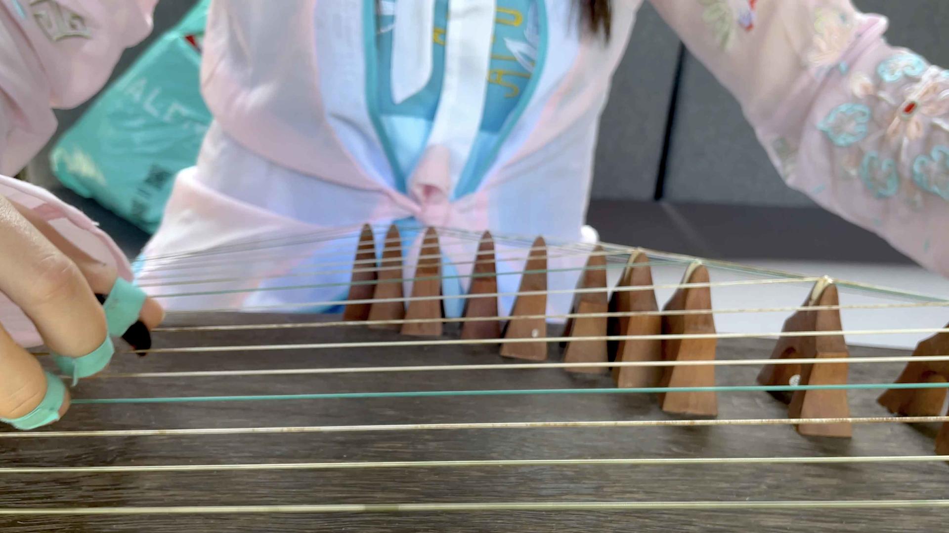 4K女性手指弹奏古筝背影技法实拍运镜视频的预览图