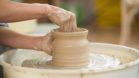 手工制作陶器慢动作视频视频的预览图