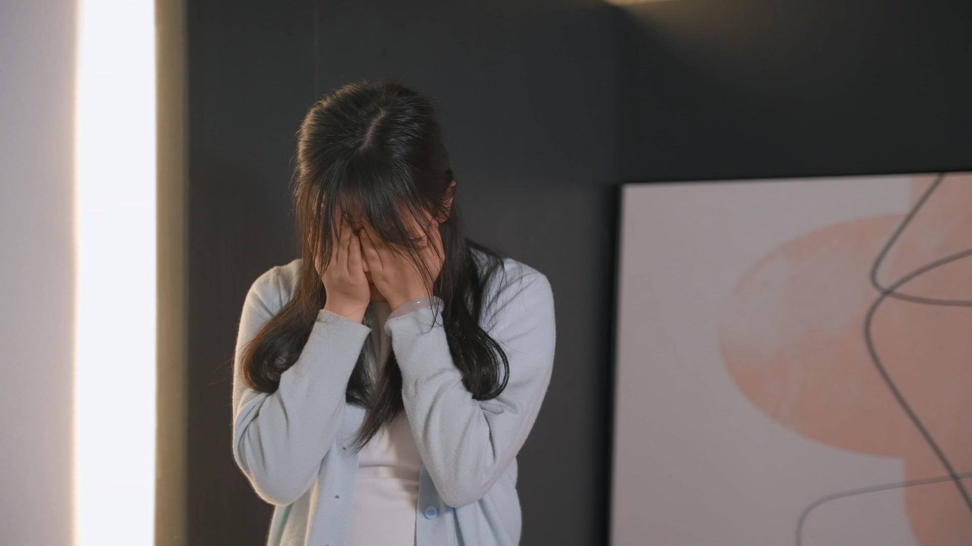 4k年轻女性头痛、悲伤、情绪低落视频的预览图