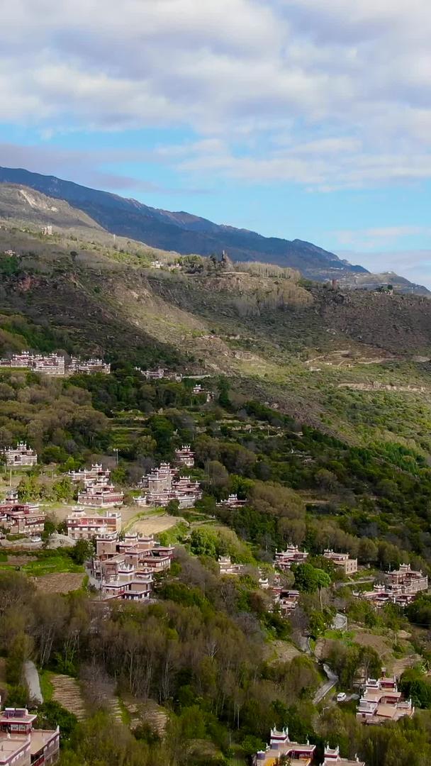 航拍阿坝州著名旅游景点丹巴甲居藏寨全景视频的预览图