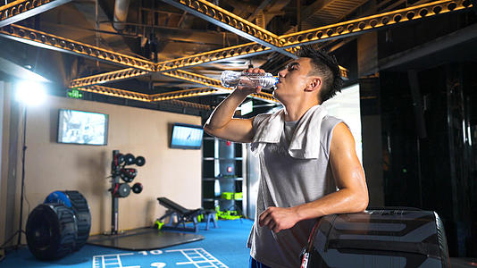 4k健身房健身男性锻炼饮水视频的预览图