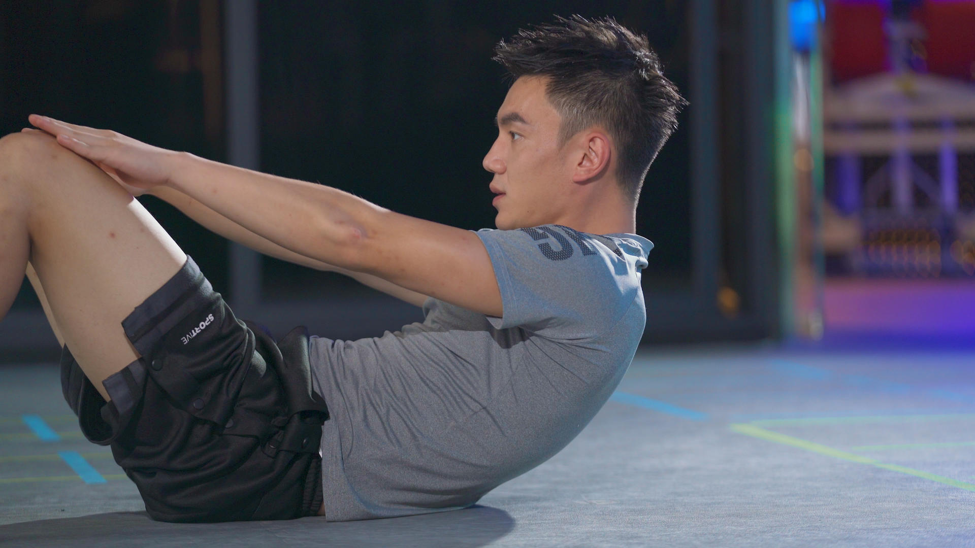 4k健身房健身男性仰卧起坐锻炼腰腹训练视频的预览图