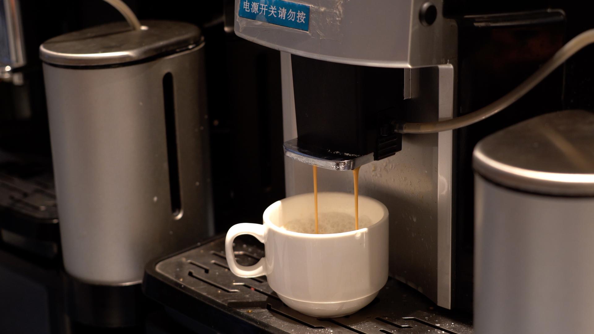 咖啡机制作拿铁咖啡视频的预览图