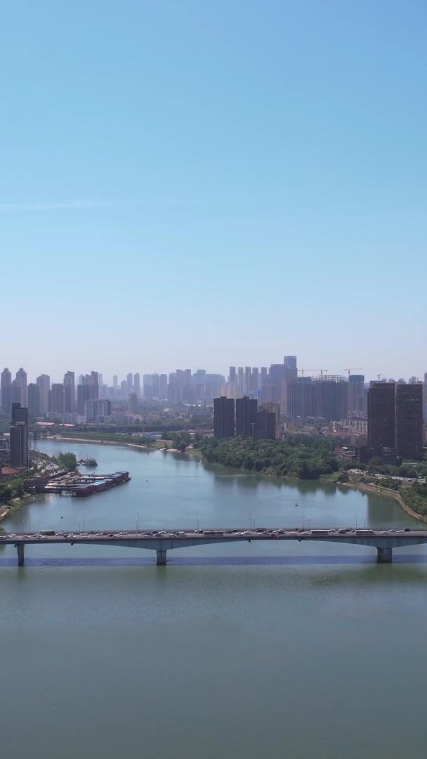 航拍城市晴朗天空江景桥梁道路交通街景车流素材视频的预览图
