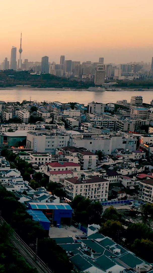 武汉城市地标黄鹤楼和城市风光明媚的晚霞天视频的预览图