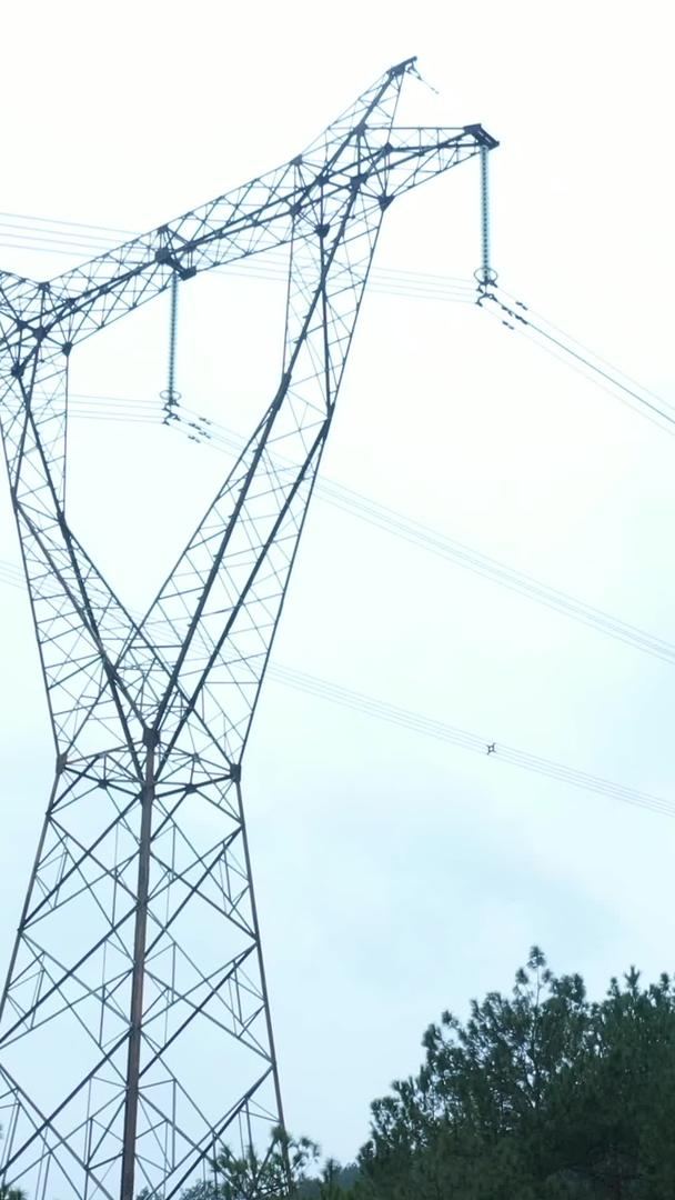 航拍宏伟大山深处电力铁塔线路国家基础设施能源输送建设视频的预览图