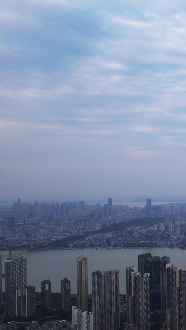 航拍城市天空蓝天白云江景桥道路交通流量街景素材视频的预览图