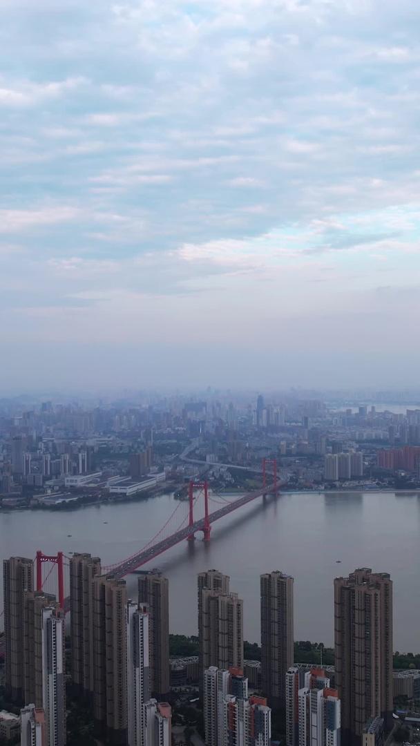 航拍城市天空蓝天白云江景桥道路交通流量街景素材视频的预览图