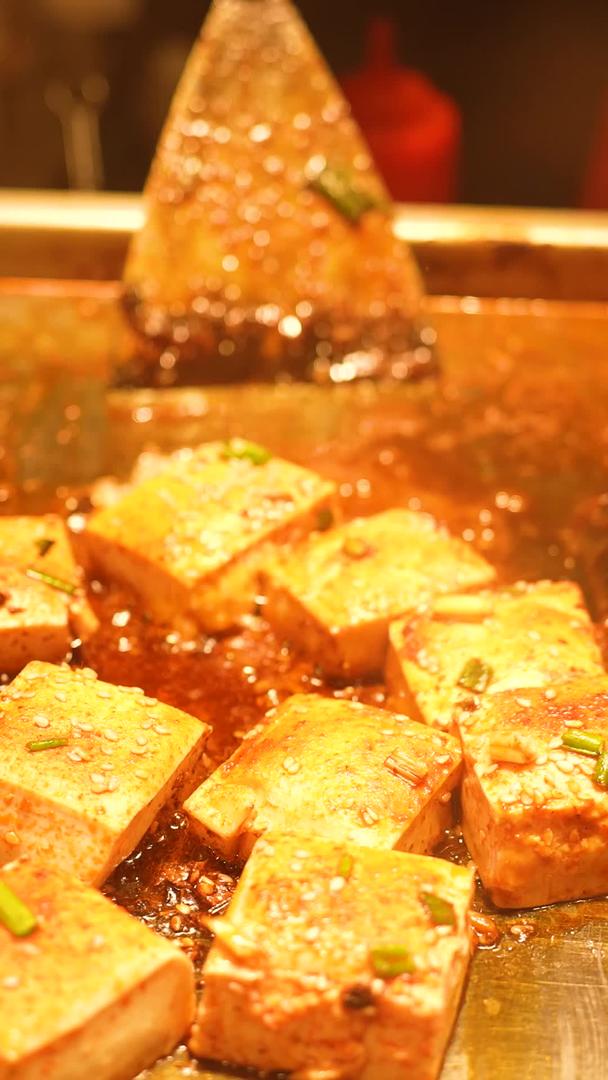 城市夜宵美食小吃铁板嫩豆腐制作工艺素材视频的预览图