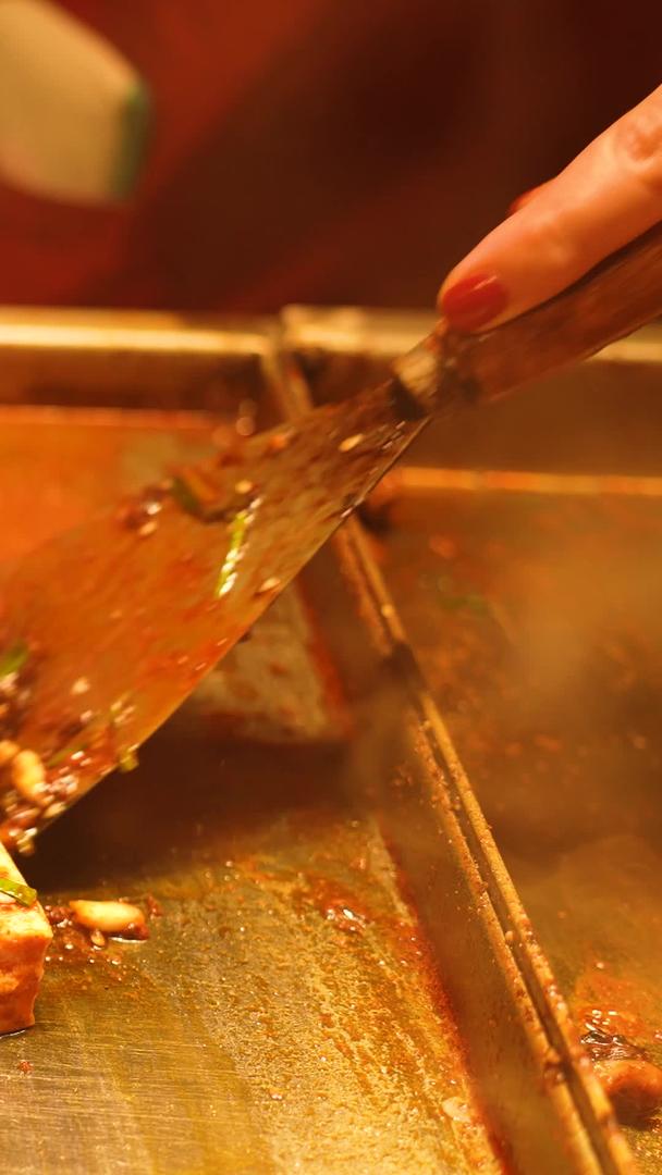 城市夜宵美食小吃铁板嫩豆腐制作工艺素材视频的预览图