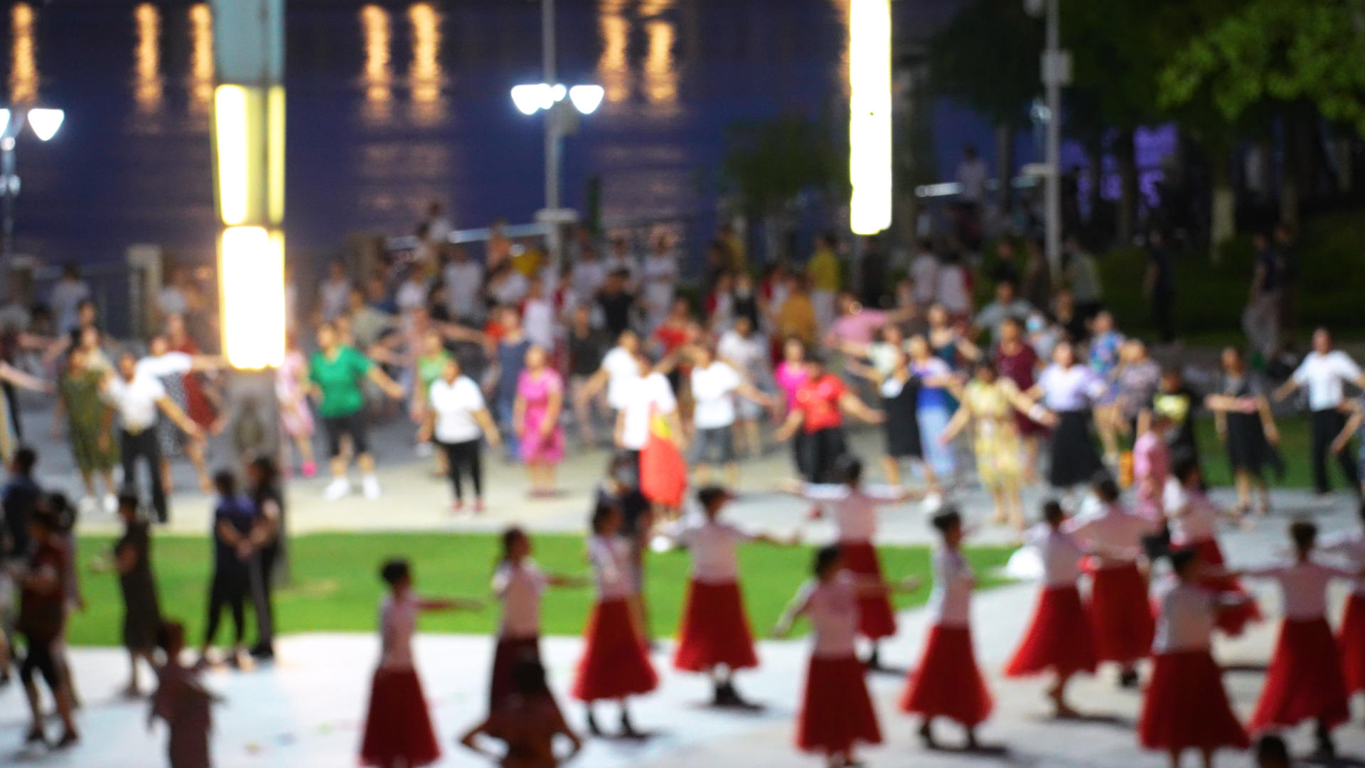 歌舞升平幸福生活广场舞健身运动4k素材虚化镜头视频的预览图