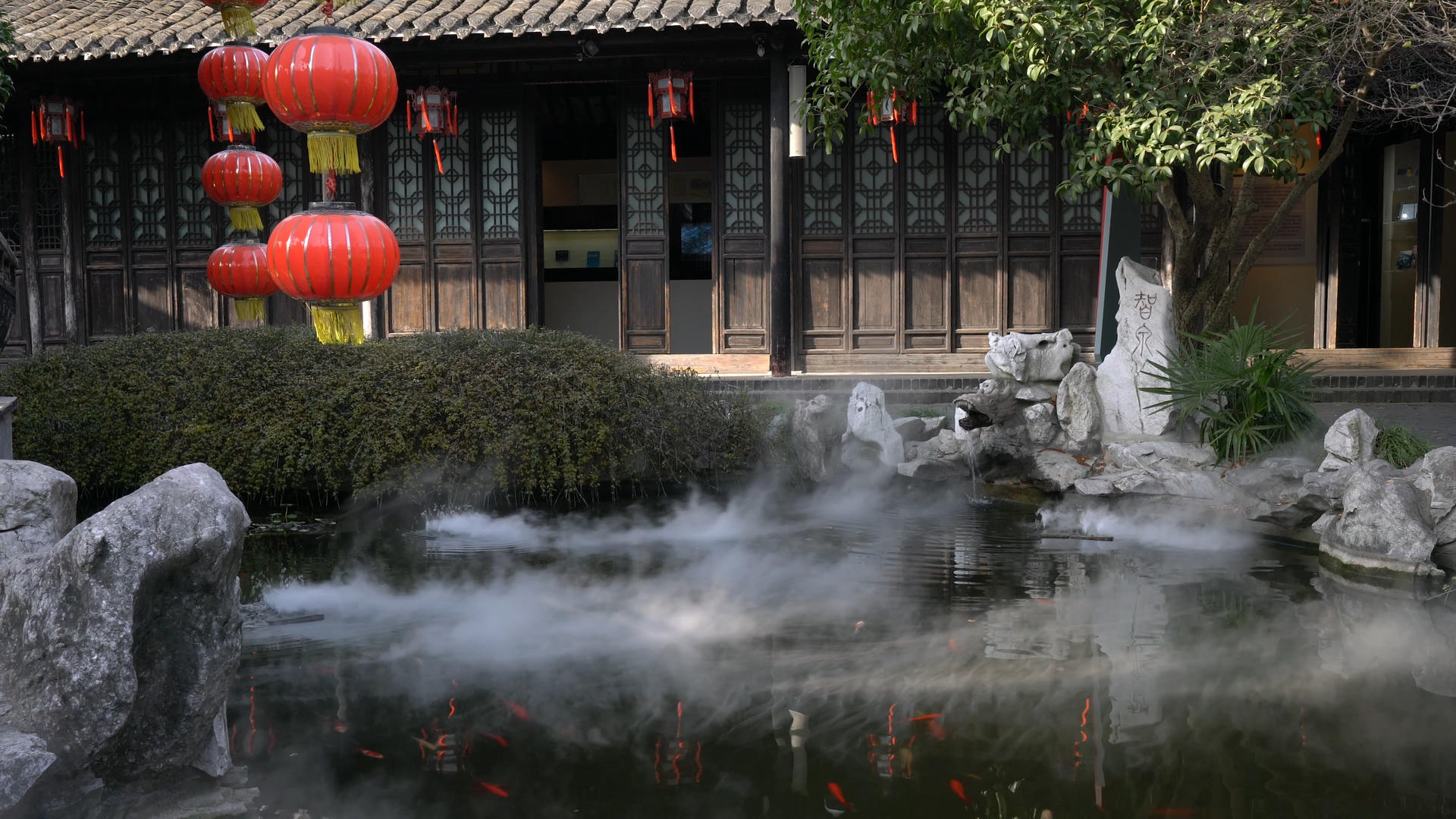 烟雾飘渺中国园林池塘实拍4K视频的预览图