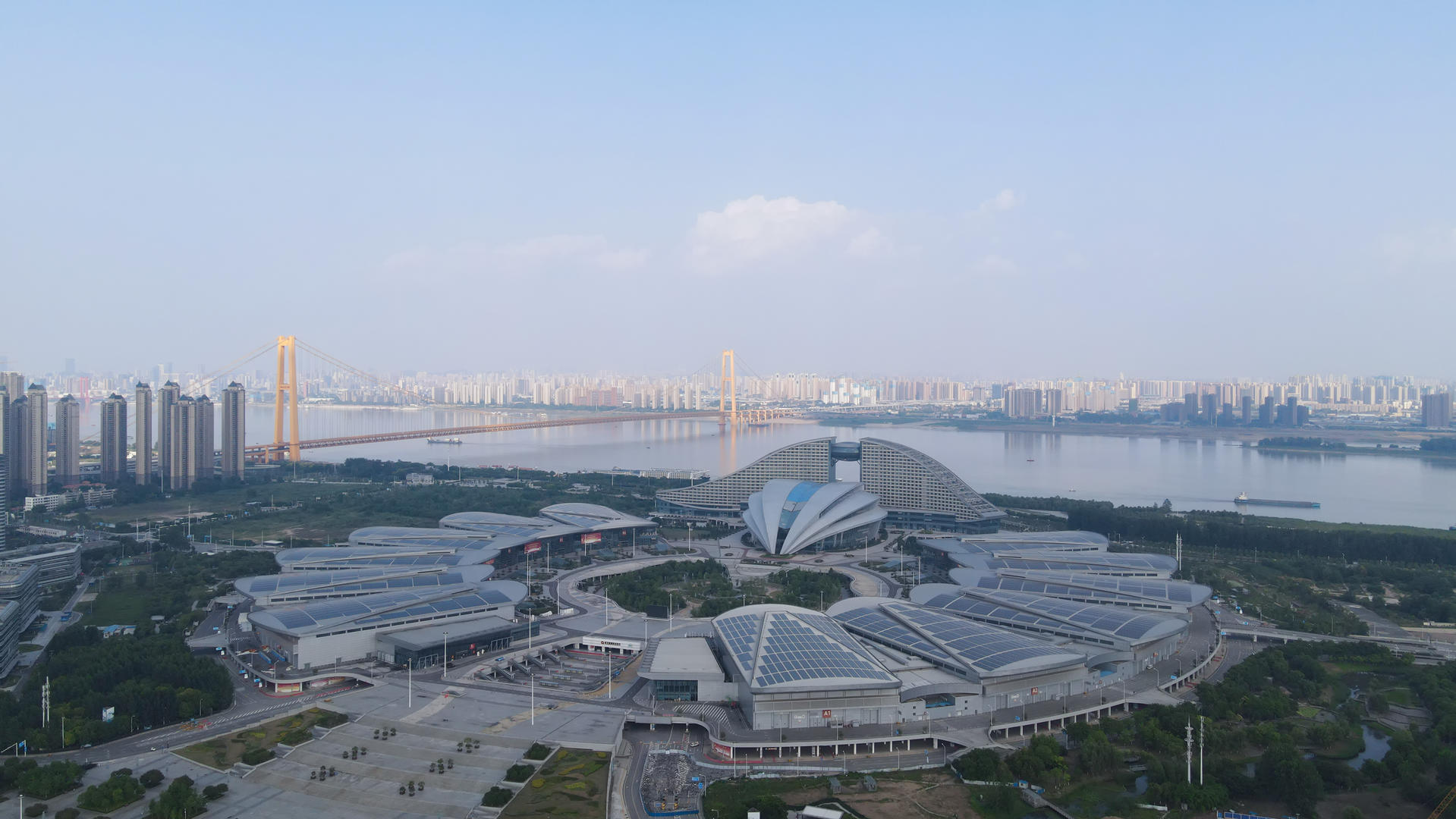 航拍城市风光节能环保光伏电池屋顶的武汉国际博览中心全景素材视频的预览图