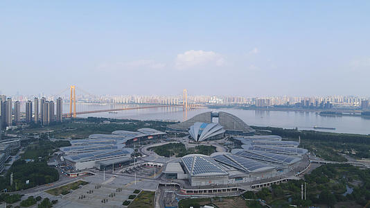 航拍城市风光节能环保光伏电池屋顶的武汉国际博览中心全景素材视频的预览图