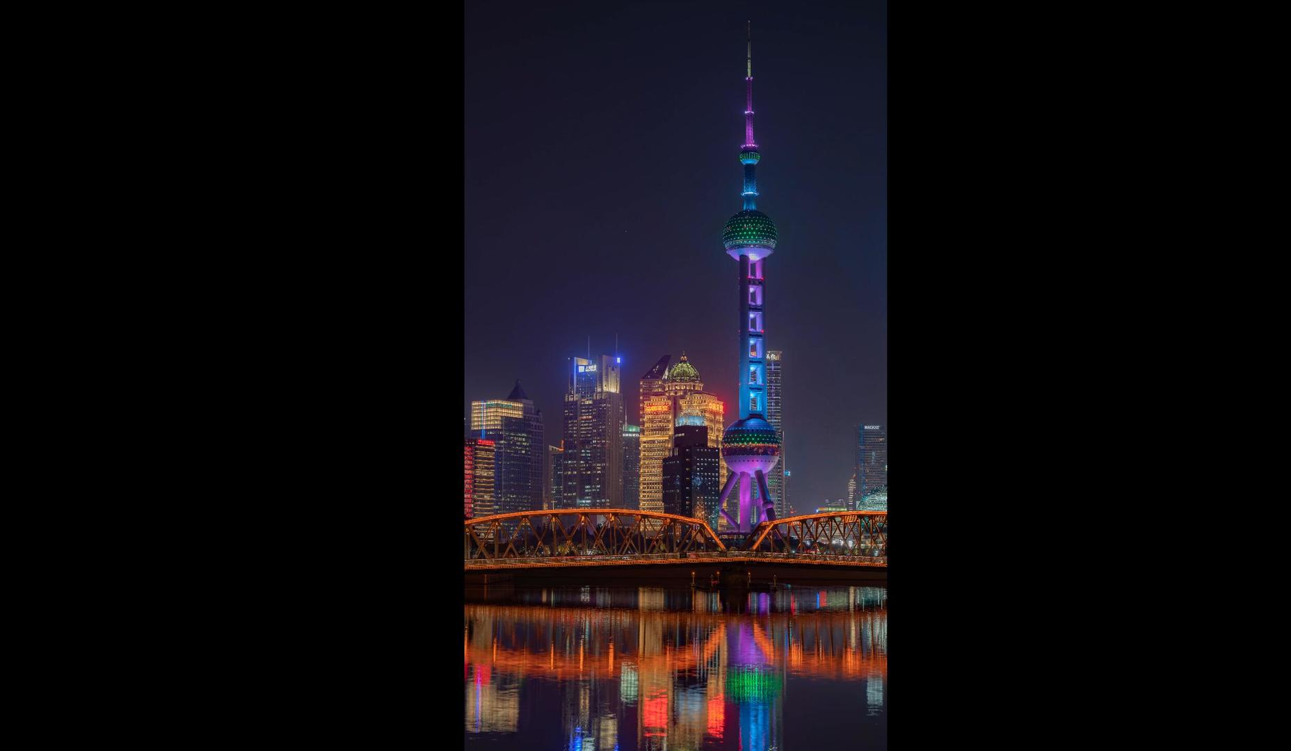 8k竖拍上海外滩外白渡桥东方明珠河流夜景延时摄影视频的预览图