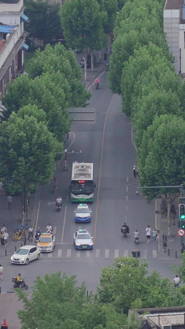 城市交通道路交通十字路口车流街景素材视频的预览图