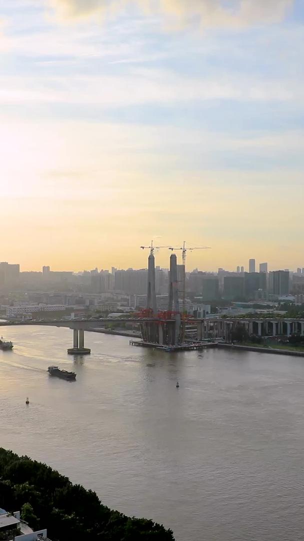 广州塔旋转移动延时摄影番禺洛溪大桥及地标视频的预览图