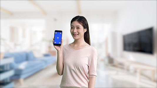 4k居家实景女生手拿蓝屏蓝幕手机展示动作视频的预览图