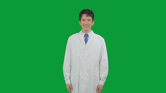 4K绿幕男青年医生形象视频的预览图