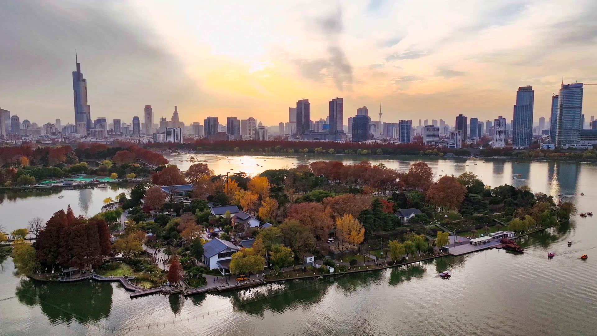 南京地标玄武湖风景紫峰大厦4K航拍视频的预览图