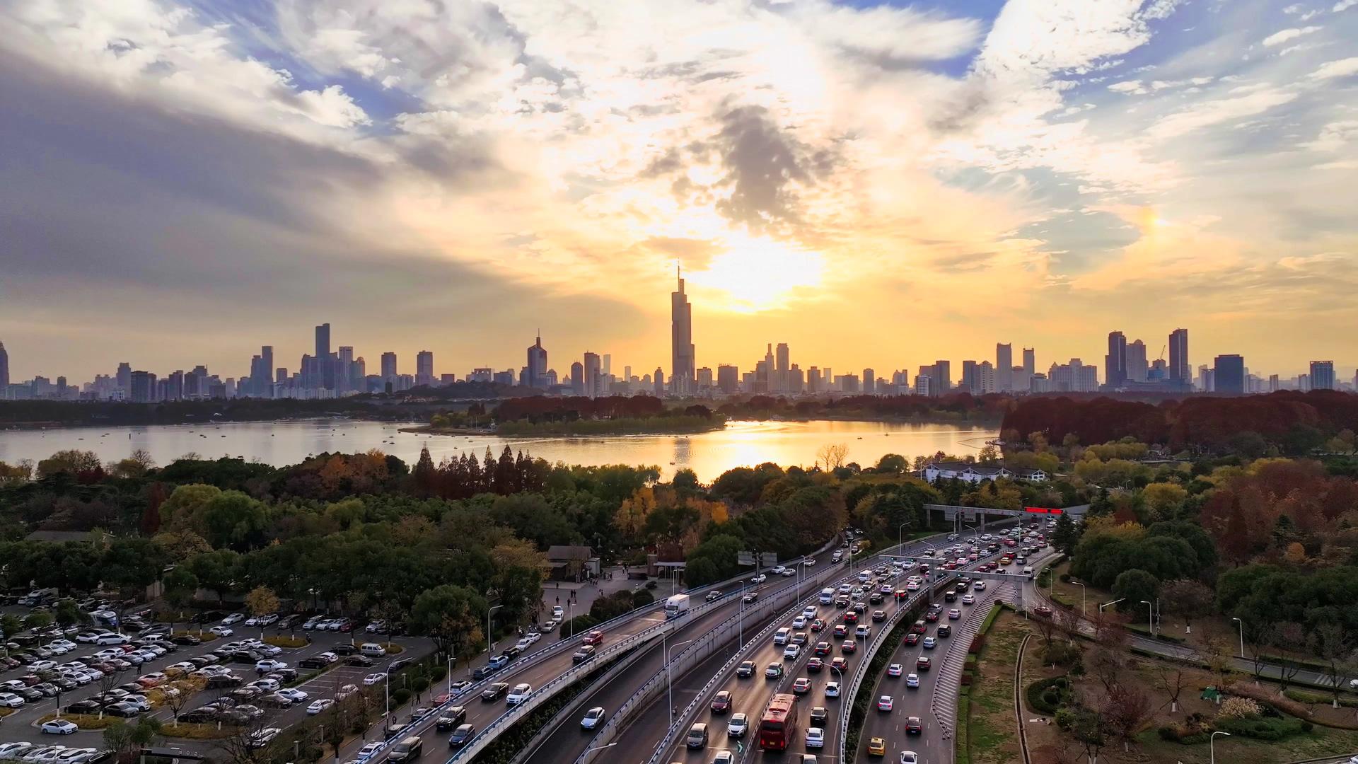 南京地标紫峰大厦4K航拍交通流量早晚高峰堵车高峰视频的预览图